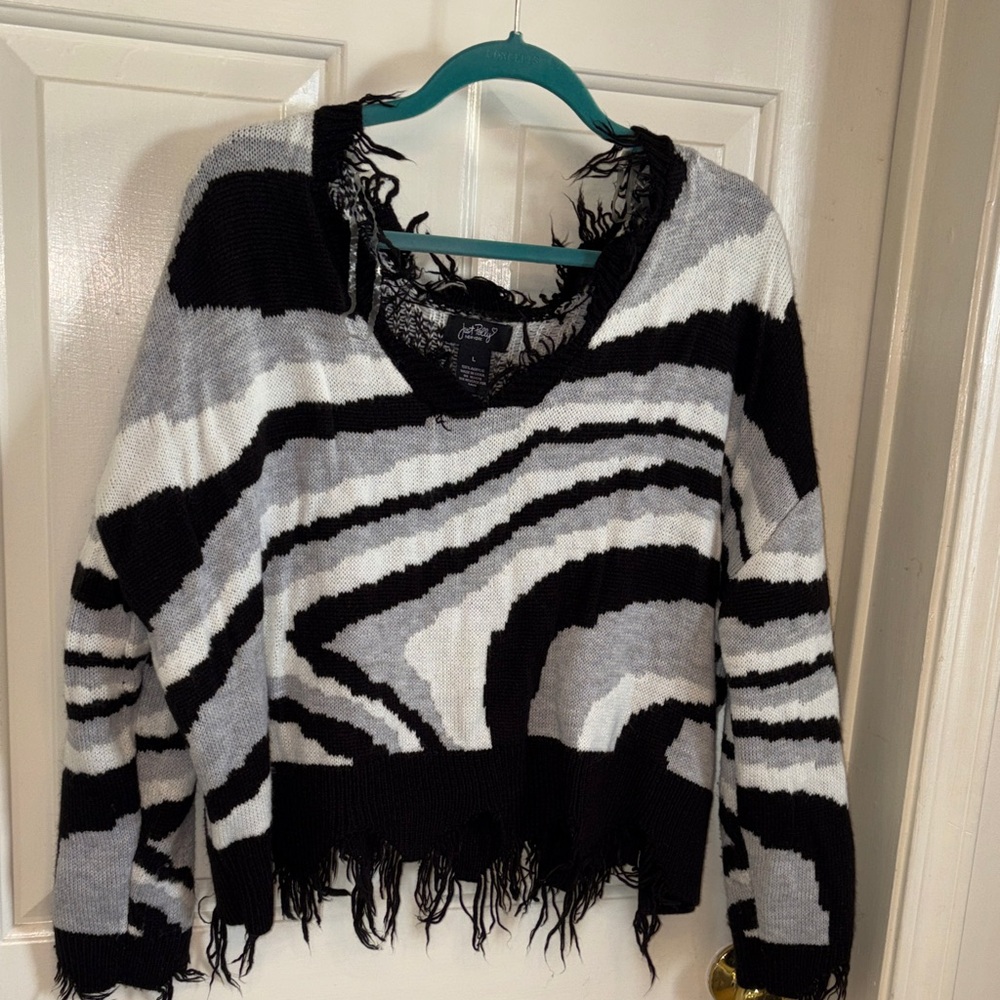 Chic Zebra Pattern V-Neck Sweater - image 3